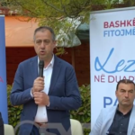 Aksident në Vlorë, makina përfundon brenda lokalit