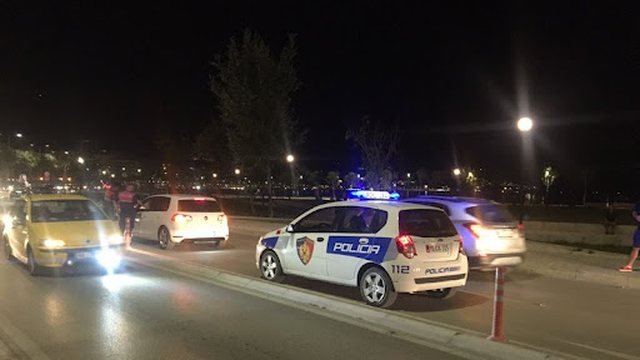 Ngjarja në Athinë, i riu shqiptar që transportonte dr*gë përplas motorin e policisë, policia përgjigjet me zjarr