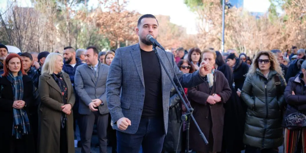 Protesta te bashkia/ Blushi: Veliaj e ka prerë biletën vetëm vajtje, do ikë aty ku nuk do dalë më